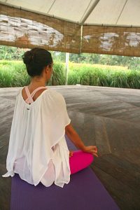 Yoga girl at bale meditasi