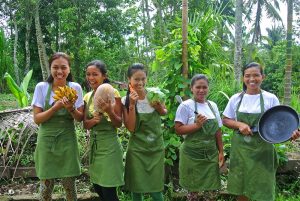 Bali Silent Retreat - Kitchen girls