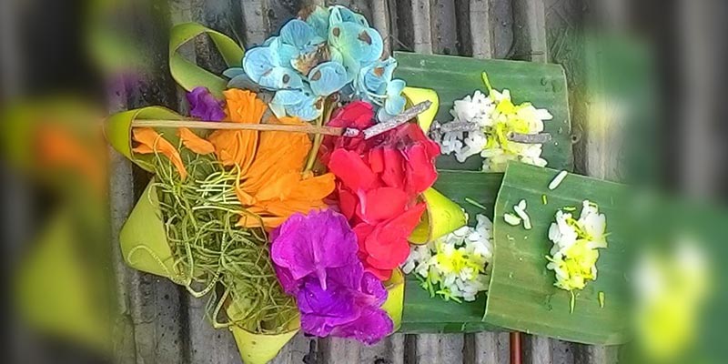 Make a Balinese offering